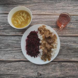 Zdjęcie przedstawia Dietę łatwostrawną: Dyniowa z makaronem Gulasz wołowy- dieta Ryż na sypko Buraczki gotowane drobno tarte Kompot owocowy z jabłkami